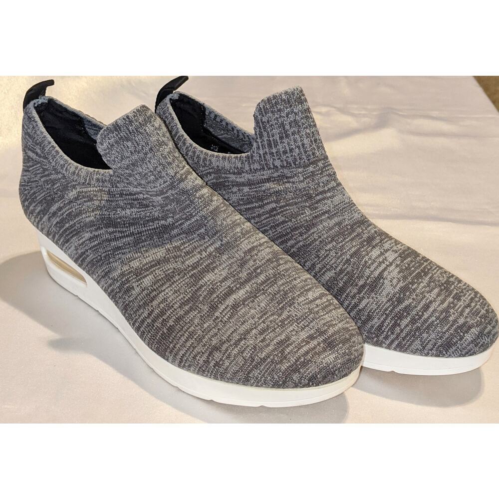 DKNY Women's ANGIE Slip-On Low Wedge Lightweight Sneakers Gray White Size 9 GUC